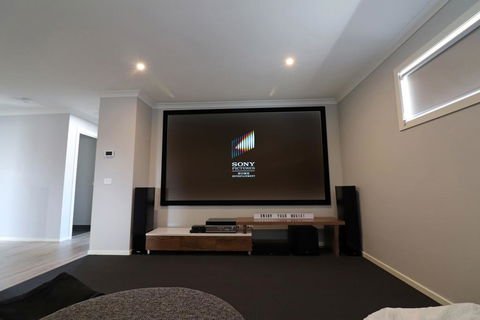 Serenity On Currawong - Billiards, Home Theatre, WiFi, Linen, 4 Bdrms - Tourism Townsville 3