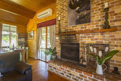 Silky Oak Cottage - Tourism Townsville 3