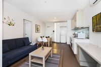 Sleek City Haven With Pool and Gym Access