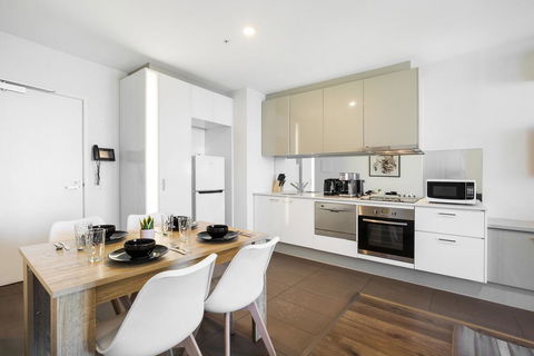 Sleek City Haven With Pool And Gym Access - Tourism Townsville 2