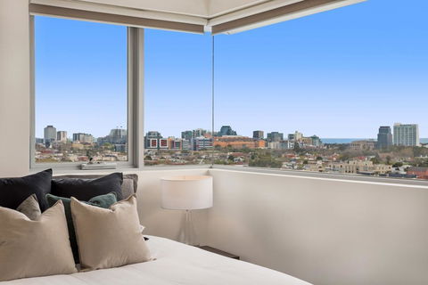 Sleek Skyline View Apartment Ideal For City Break - Tourism Townsville 0