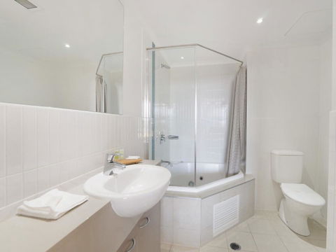 Soho - Ettalong Beach Resort - Tourism Townsville 1