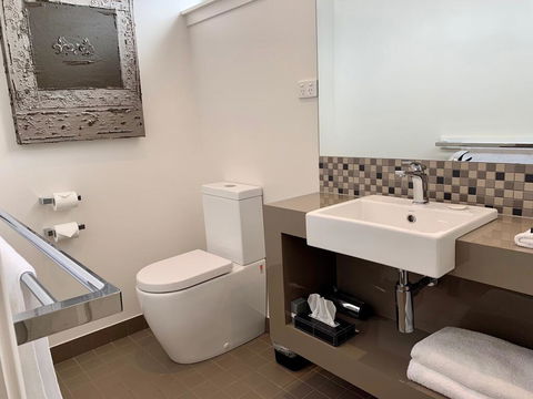 Sovereign Park Motor Inn - Tourism Townsville 3