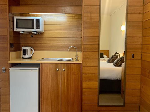 Sovereign Park Motor Inn - Tourism Townsville 2