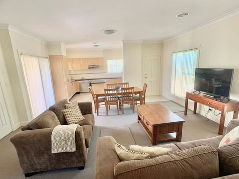 Spacious 2 Bed, 2 Bath Villa - Central Location - Quiet - Tourism Townsville 0