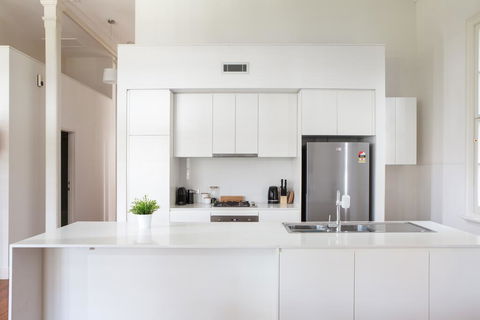 Spacious 2-bed, 2-bath Home With Parking And Balcony - Tourism Townsville 3