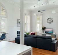 Spacious 2-bed 2-bath Home with Parking and Balcony - Tourism Townsville