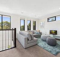 Spacious 4-Bed House with Parking and Backyard - Tourism Townsville
