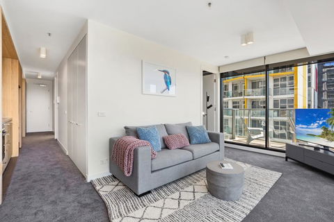 Spacious And Sunny Modern Apartment With City View - Tourism Townsville 2
