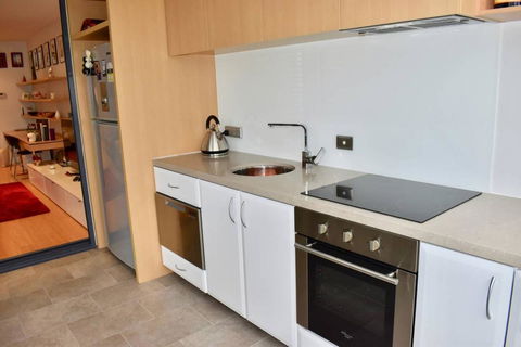 Spacious Apartment In The Heart Of Melbourne's CBD - Tourism Townsville 3