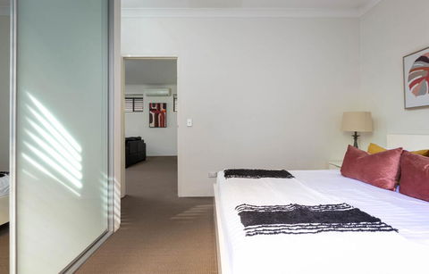 Spacious Two-Bedroom Apartment Near Hospital - Tourism Townsville 2