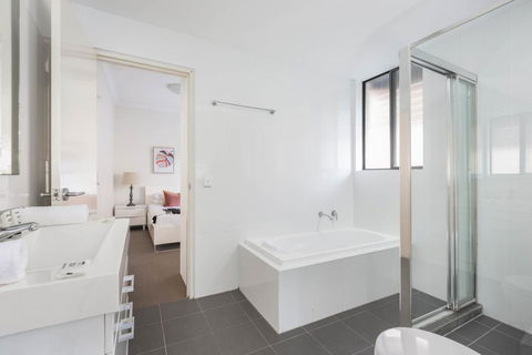 Spacious Two-Bedroom Apartment Near Hospital - Tourism Townsville 3