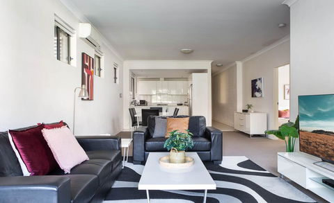 Spacious Two-Bedroom Apartment Near Hospital - Tourism Townsville 0