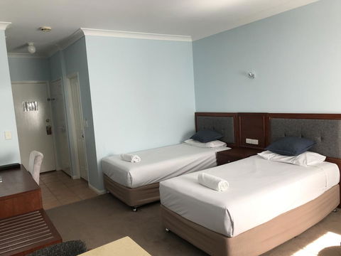 Springwood Motor Inn - Tourism Townsville 1