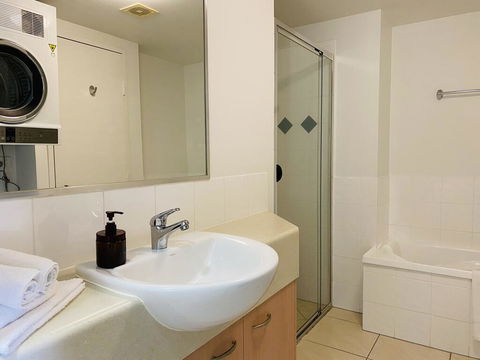 Steps From Mudjimba Beach 3 BR Apt Sunshine Coast With WIFI,Pool,Parking - Tourism Townsville 2