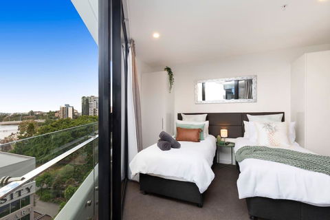 STH - River Views, Fast Internet, Long Stays - Tourism Townsville 2