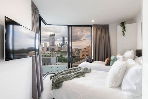 STH - River Views, Fast Internet, Long Stays - Tourism Townsville 3