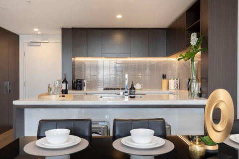 STH - River Views, Fast Internet, Long Stays - Tourism Townsville 0