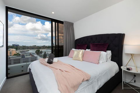 STH - River Views, Fast Internet, Long Stays - Tourism Townsville 1