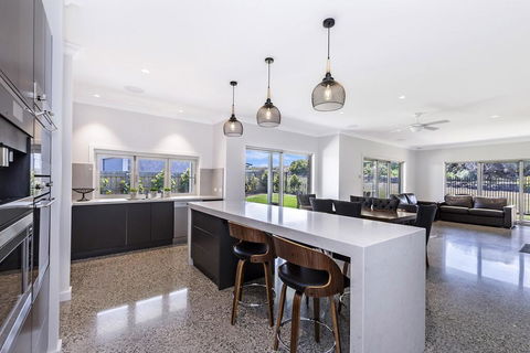 Stoney's On MIlls - Tourism Townsville 0