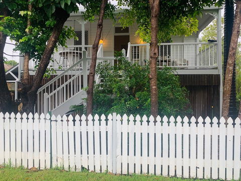 Stranded In Oz Stay In Relaxing Environment, FREE WIFI, NETFLIX, POOL, AIR CON - Tourism Townsville 0