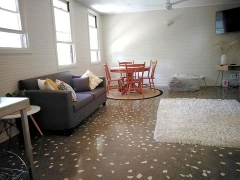 Stranded? Nowhere To Stay? Sanitised Apartment, Sleeps 4, Netflix, Wifi, Pool - Tourism Townsville 0