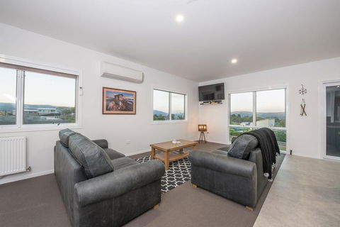 Stratton Summit 4- Modern, Sophisticated Style With Lake And Mountain Views - Tourism Townsville 1
