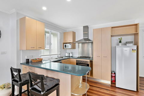 Stunning Family Escape On The Point With Bay Views - Tourism Townsville 1