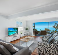 Stunning Family Escape on the Point With Bay Views - Tourism Townsville