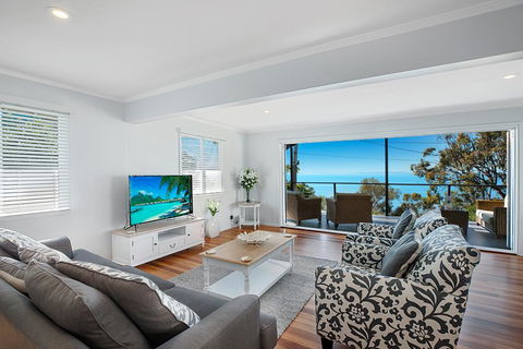 Stunning Family Escape On The Point With Bay Views - Tourism Townsville 0