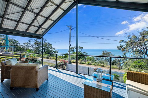 Stunning Family Escape On The Point With Bay Views - Tourism Townsville 3