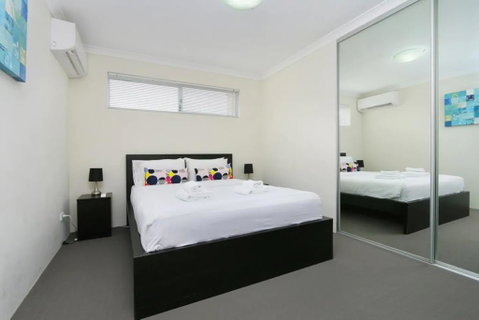 Stunning Home Near Scarborough Beach Sleeps 11 - Tourism Townsville 3