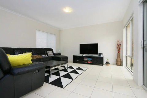 Stunning Home Near Scarborough Beach Sleeps 11 - Tourism Townsville 0