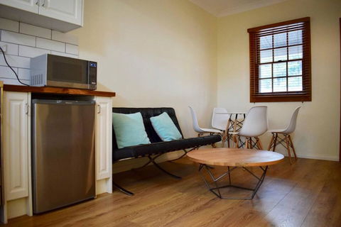 Stylish Cute Cottage In McMahons Point - Tourism Townsville 0