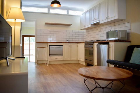 Stylish Cute Cottage In McMahons Point - Tourism Townsville 1