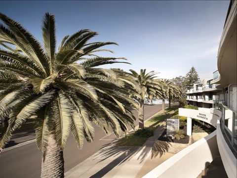 Stylish Island Getaway - BEACHFRONT APARTMENT - Tourism Townsville 2