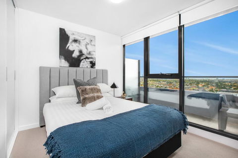 Stylish One-Bed Apartment With Balcony And Parking - Tourism Townsville 1