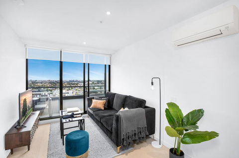 Stylish One-Bed Apartment With Balcony And Parking - Tourism Townsville 0