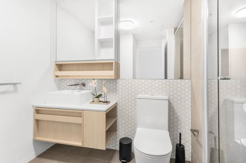 Stylish One-Bed Apartment With Balcony And Parking - Tourism Townsville 3