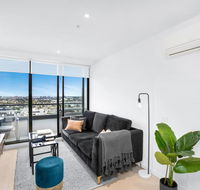 Stylish One-Bed Apartment With Balcony and Parking - Tourism Townsville