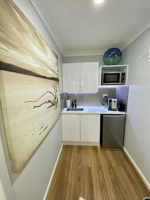 STYLISH UNIT - CLOSE TO DREAMWORLD - Tourism Townsville 3