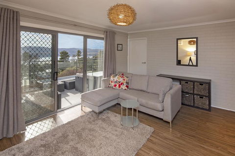 Summit 9 - Modern And Stylish Newly Renovated Apartment - Tourism Townsville 1