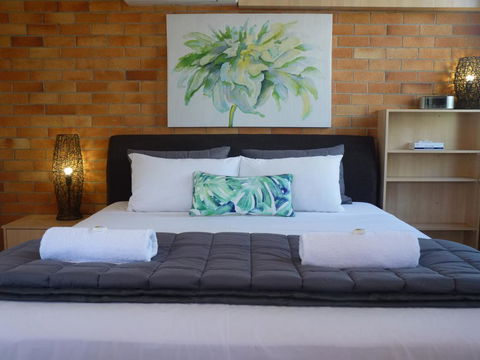 Sunseeker Motel - Tourism Townsville 0