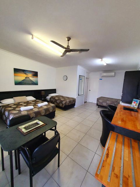 Sunseeker Motel - Tourism Townsville 3