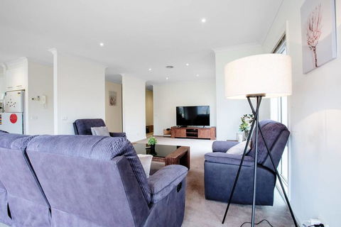 Superb Luxe 5BR House@Point Cook Near Lake - Tourism Townsville 3