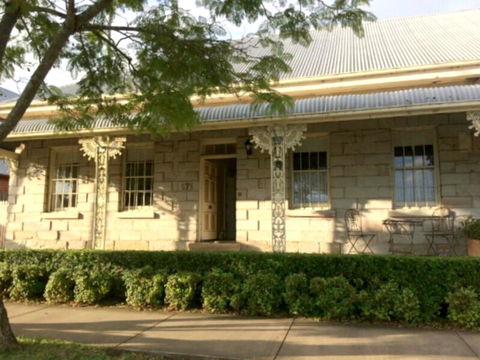 Surgeon's Cottage - Tourism Townsville 0