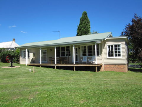 Sutton Forest Cottage - Tourism Townsville 3