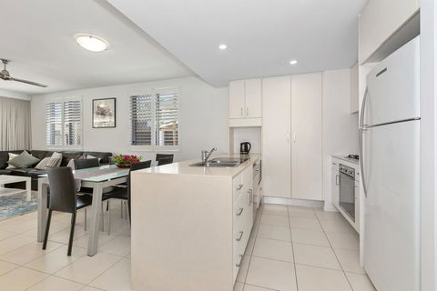 SWIM UP DRIFT APARTMENT 12 South - Tourism Townsville 2
