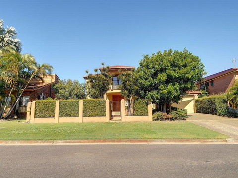 Tarcoola 41 - 5 BDRM Canal Home With Pool - Tourism Townsville 1