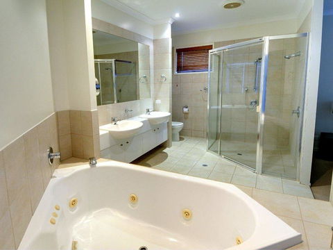 Tarcoola 41 - 5 BDRM Canal Home With Pool - Tourism Townsville 2